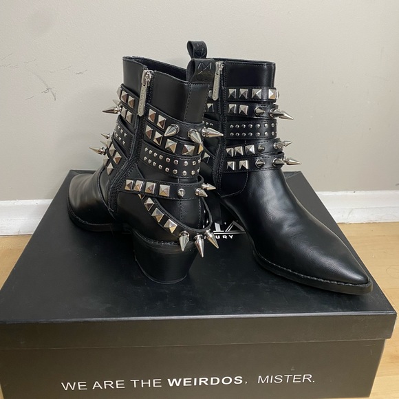 Size 7
Faux Leather.
- Pointed Toe.
- Strap Feature w. Mix Studs.
- 2" Heel. - Picture 2 of 5